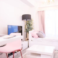 自然光が入る明るいワンルームのベッドスペースの写真