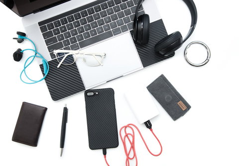 スマホやヘッドフォン、モバイルバッテリーなどの小物一覧