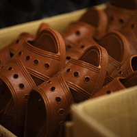 箱に入った便サンダルが複数並ぶ日本製の日用品の写真