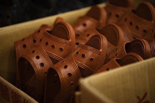 箱に入った便サンダルが複数並ぶ日本製の日用品