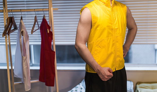 金色のアーマー風ベストを着てみた男性の