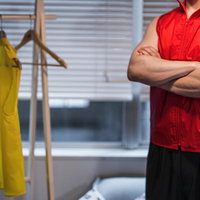 赤ベスで余裕の表情を見せるプレマス男性プレイヤーの写真