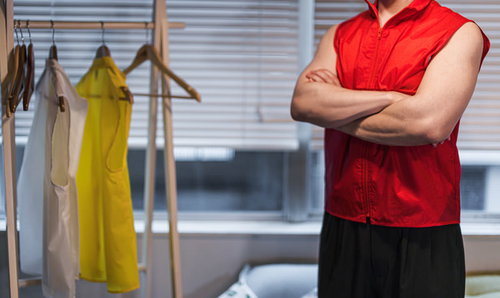 赤ベスで余裕の表情を見せるプレマス男性プレイヤー