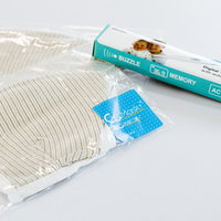 検疫所でもらった開封前のマスクと体温計を並べた感染対策用品の写真