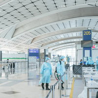 香港の空港検疫所で防護服姿の医療従事者が検査業務を実施の写真