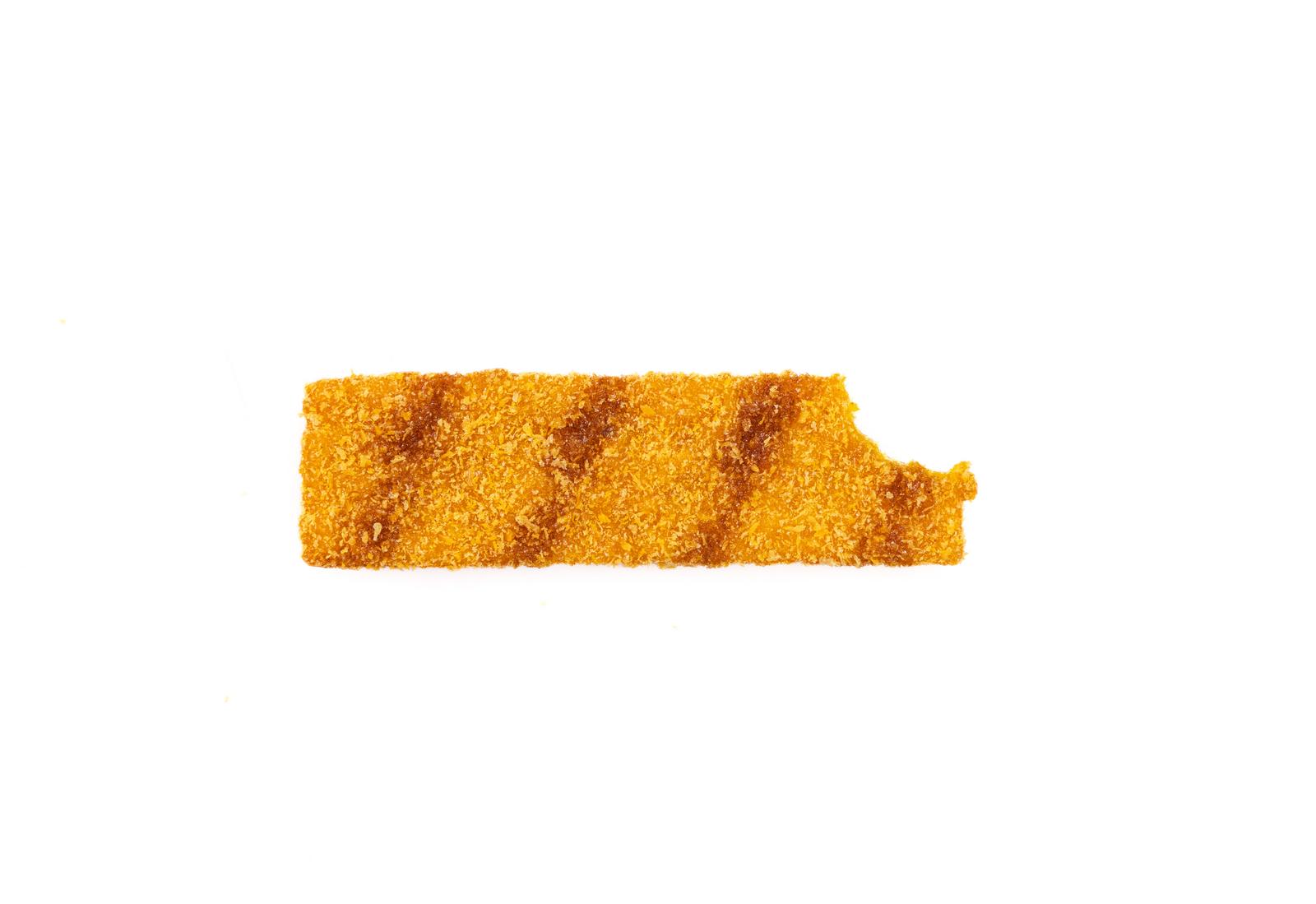 黄褐色のソースカツに歯型がついた駄菓子のおやつ