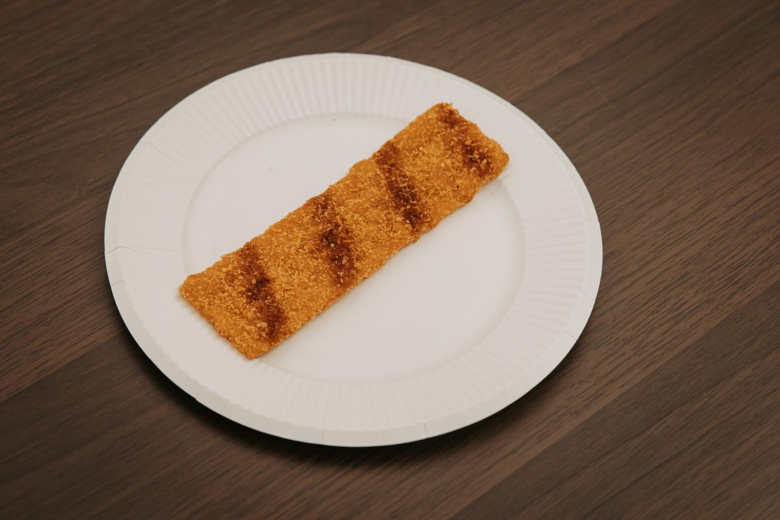 白い皿に置かれたソース味のカツのお菓子