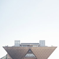東京ビッグサイト前の人混みと逆三角形の建物の写真