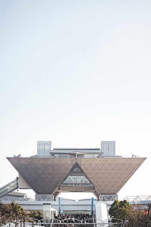 東京ビッグサイト前の人混みと逆三角形の建物
