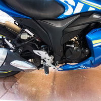 転倒してバイクのブレーキペダルが曲がってしまう状態の写真