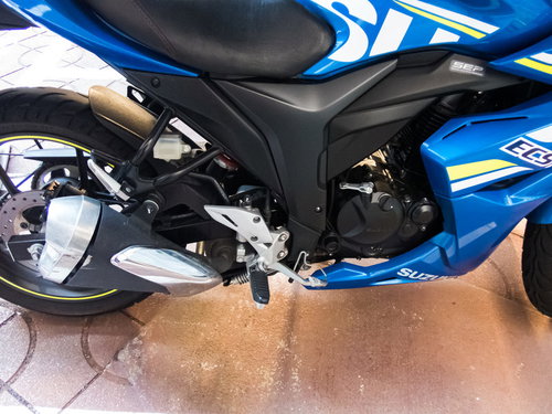 転倒してバイクのブレーキペダルが曲がってしまう状態