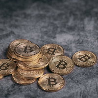 ビットコインじゃらじゃら、金色のコイン、暗号資産投資の写真