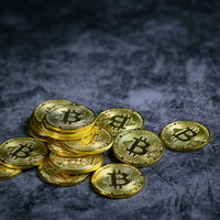 黄金色に輝くビットコインのコイン、暗号通貨投資イメージの写真