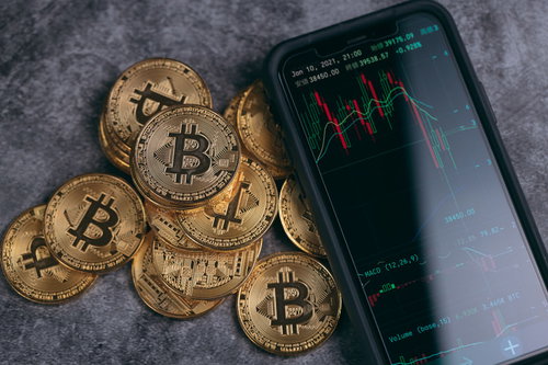 暴落チャートと暗号通貨ビットコインのスマートフォン表示