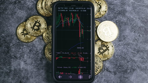 ビットコインの上に置いた暴落チャート画面のスマートフォン