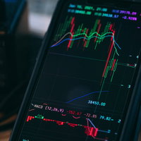 スマホの画面に表示されたFXチャートと投資グラフの写真