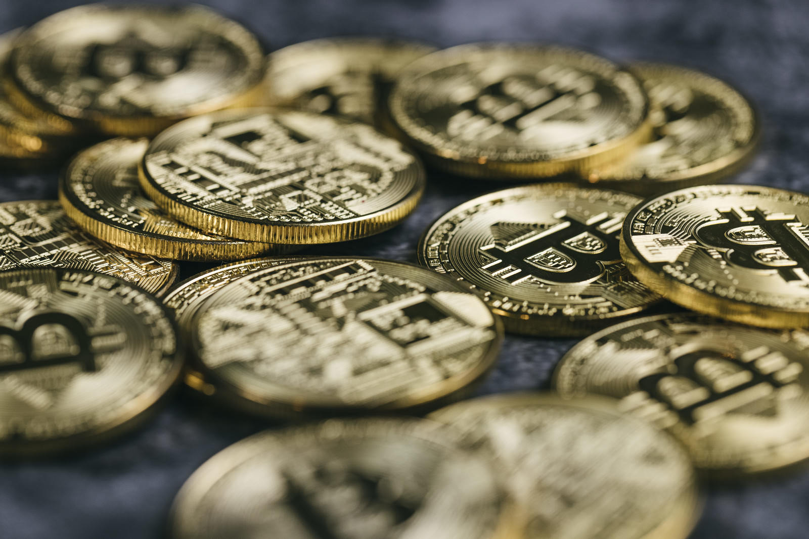 金色のビットコインが複数枚散らばっている