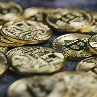 綺羅びやかに輝く金色のビットコインコインの写真