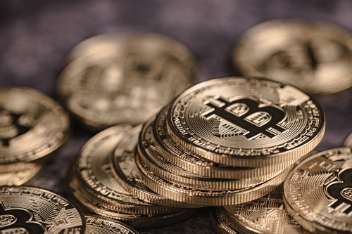 金色に輝くビットコインの現物コイン