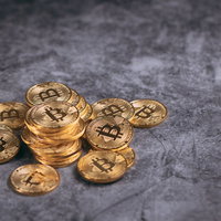 金色のビットコイン、複数枚のコインが重なった暗号通貨の写真
