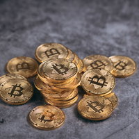 寄せ集めの金色ビットコインコイン積み重ねの写真