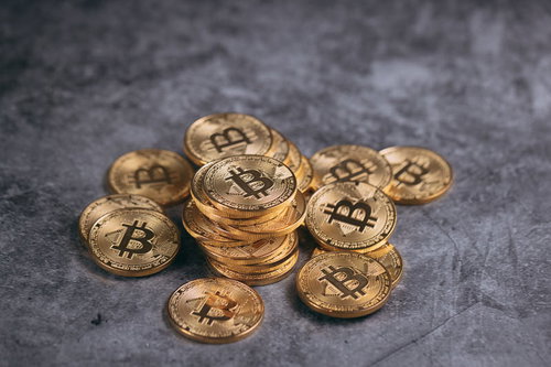 寄せ集めの金色ビットコインコイン積み重ね