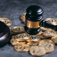 ビットコイン裁判の判決イメージ、小槌とコインのテーブルシーンの写真