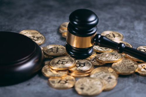 ビットコイン裁判の判決イメージ、小槌とコインのテーブルシーン