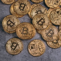 溢れかえる金色のビットコイン - 暗号資産投資の写真