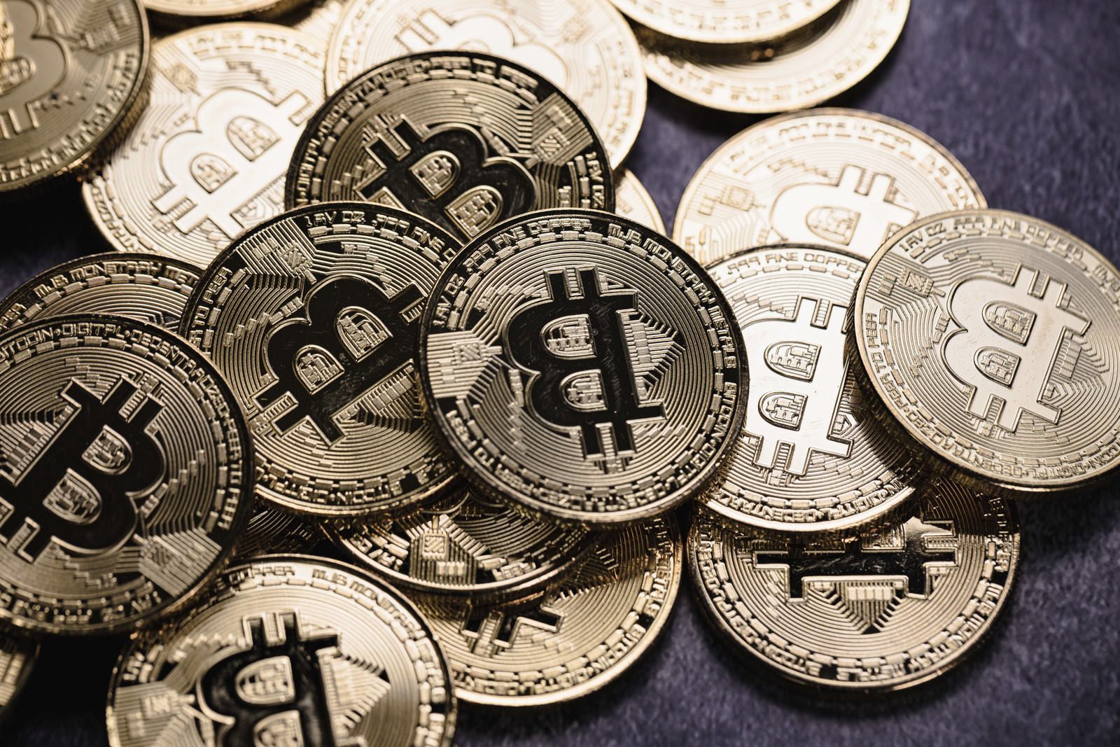 金色と銀色のビットコインコインが重なり合って配置されている