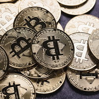 金色と銀色のビットコイン（BTC）コインの写真