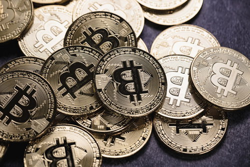 金色と銀色のビットコイン（BTC）コイン