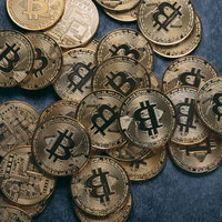 重なり合うゴールド色のビットコインコインの写真