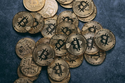 重なり合うゴールド色のビットコインコイン