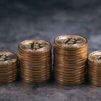 現物のビットコインコインを積み上げた4本の山の写真