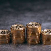 積み上げたビットコイン（BTC）コインの金色の重ね合わせの写真