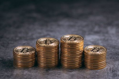 積み上げたビットコイン（BTC）コインの金色の重ね合わせ