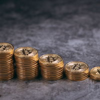 ビットコインの市場規模が拡大していく金貨の階段の写真