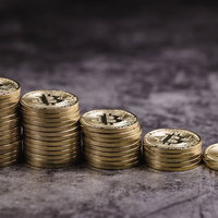 ゴールドの金貨として積み上げるビットコインの写真