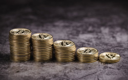 ゴールドの金貨として積み上げるビットコイン