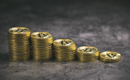 膨れ上がるビットコイン市場を表現した階段状の金貨の積み重ね