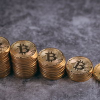 段々と積まれていくビットコイン（金貨）の写真