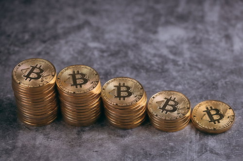 段々と積まれていくビットコイン（金貨）