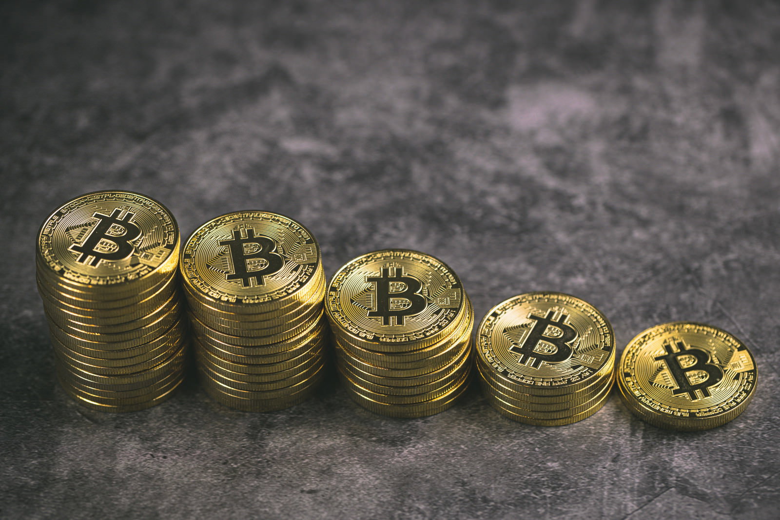 ビットコイン金貨が段階的に積み重なった様子