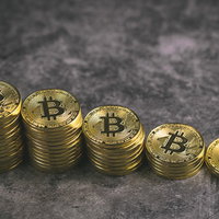 次第に膨れ上がったビットコインの金貨の写真
