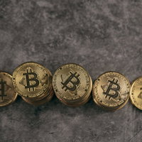 金色に輝くビットコインを積み重ねた仮想通貨の資産の写真