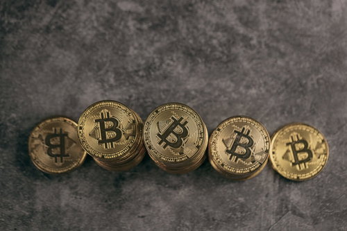 金色に輝くビットコインを積み重ねた仮想通貨の資産