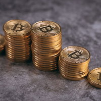 棒グラフのように積み上がったビットコインとゴールド金貨の写真