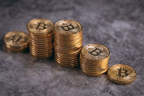 棒グラフのように積み上がったビットコインとゴールド金貨