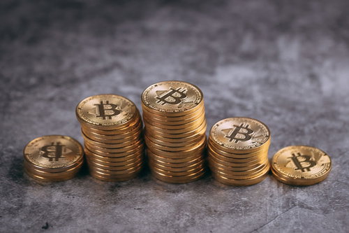 棒グラフ上に積み上げた金貨のビットコイン